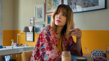 Alix B dans Alice in Paris